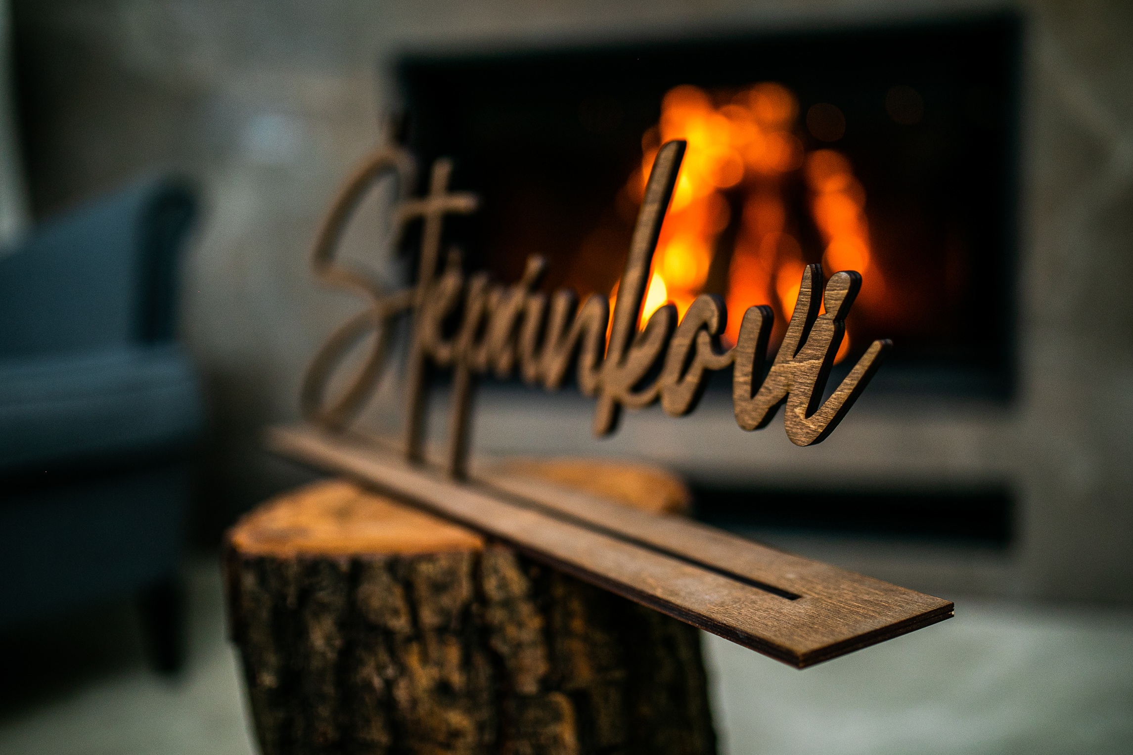 Detail podstavce pro dřevěné příjmení